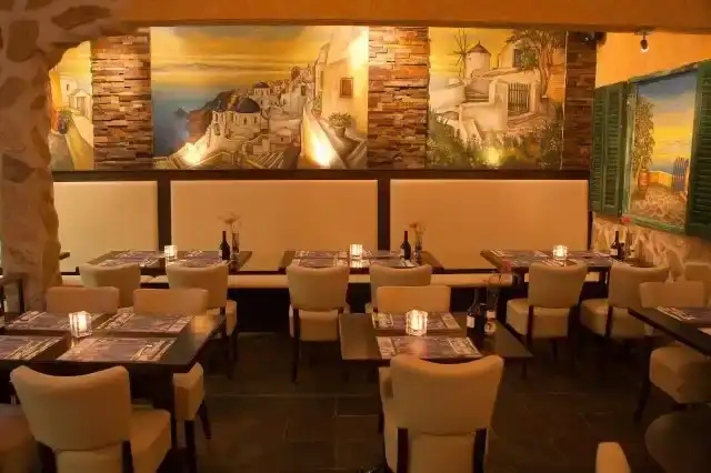 Tafels binnen bij Mylos